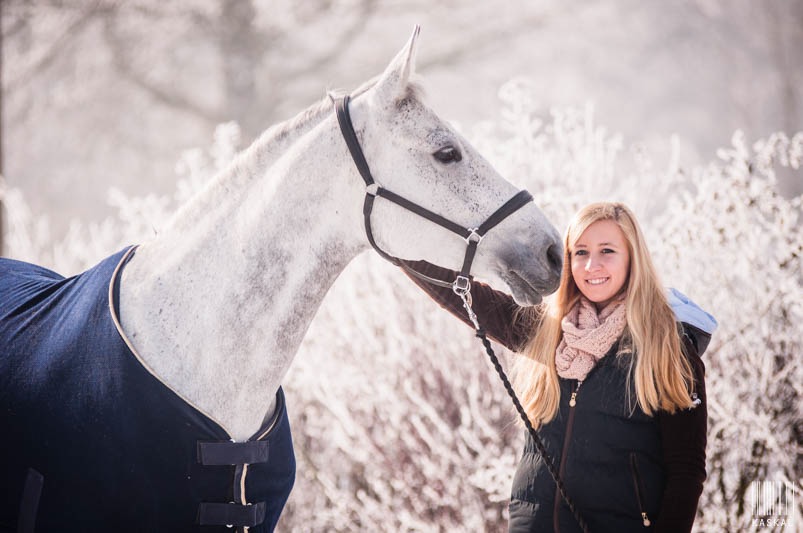 praca fotografa jeździeckiego zimą