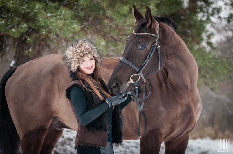 praca fotografa jeździeckiego zimą