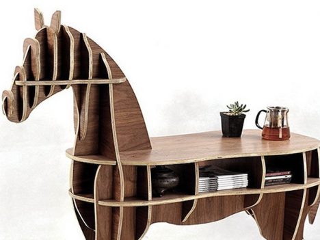 biurko w kształcie konia