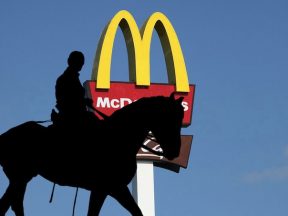 McDonalds odmawia obsługi jeźdźców
